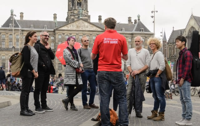 sandemans amsterdam free tour group at Dam Square at the start of the tour