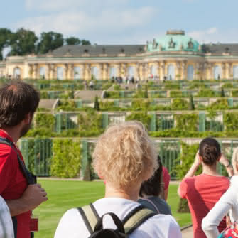 SANDEMANs Potsdam tour group arrive at sanssouci palace