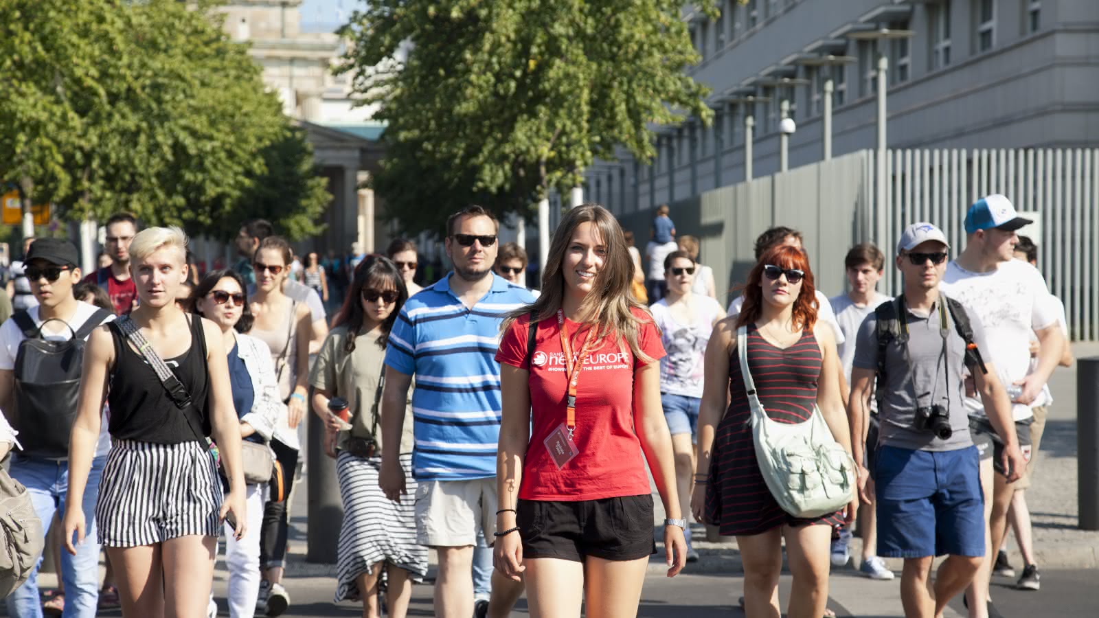 el grupo del free tour paseando por las calles de berlin un día soleado