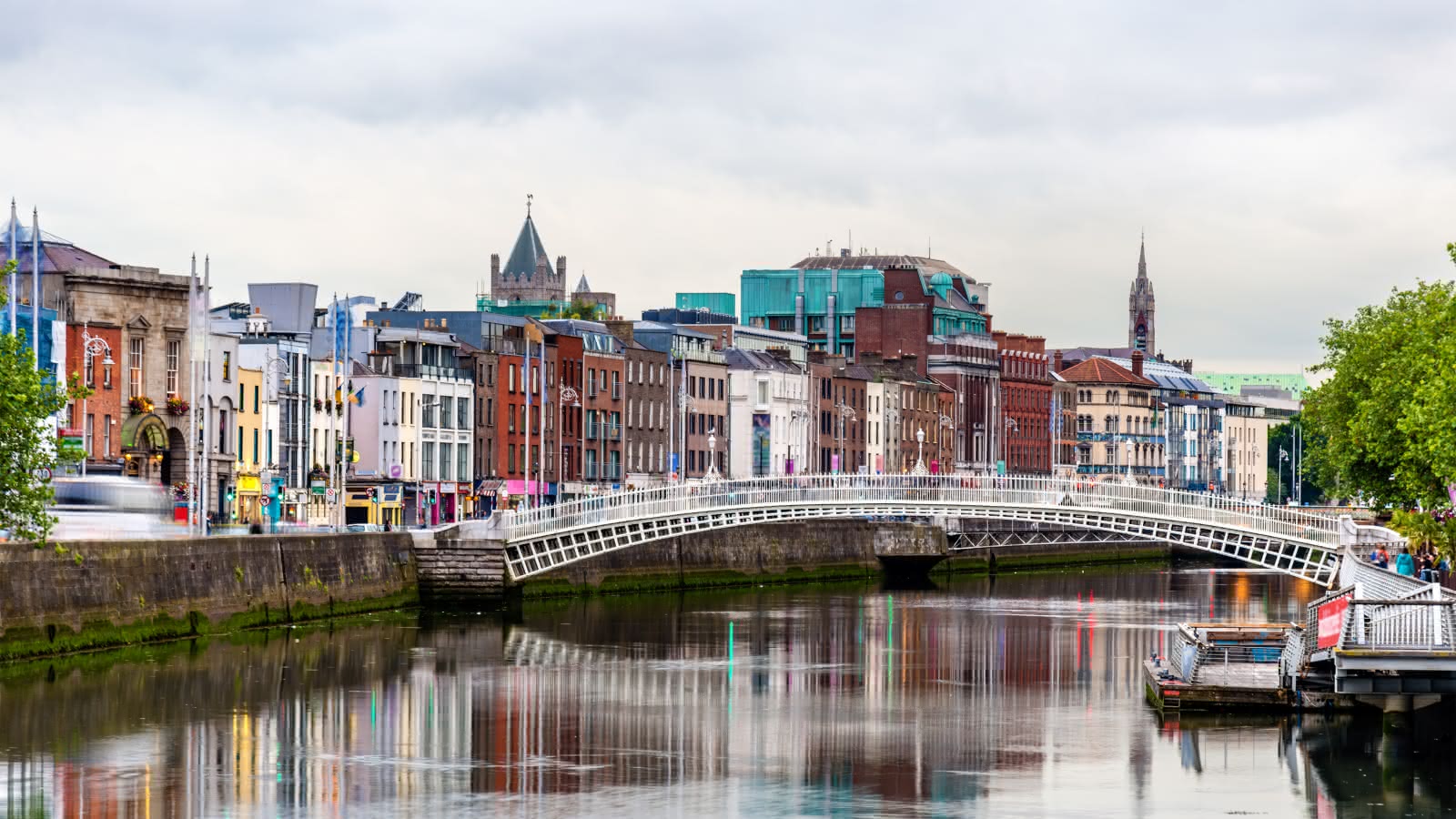 El famoso Ha'Penny Bridge de Dublín durante uno de los tours de SANDEMANs