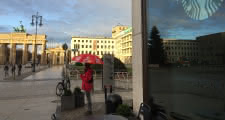Punto de encuentro del Tour del Berlín comunista y el Muro delante del Starbucks que hay en la Puerta de Brandeburgo