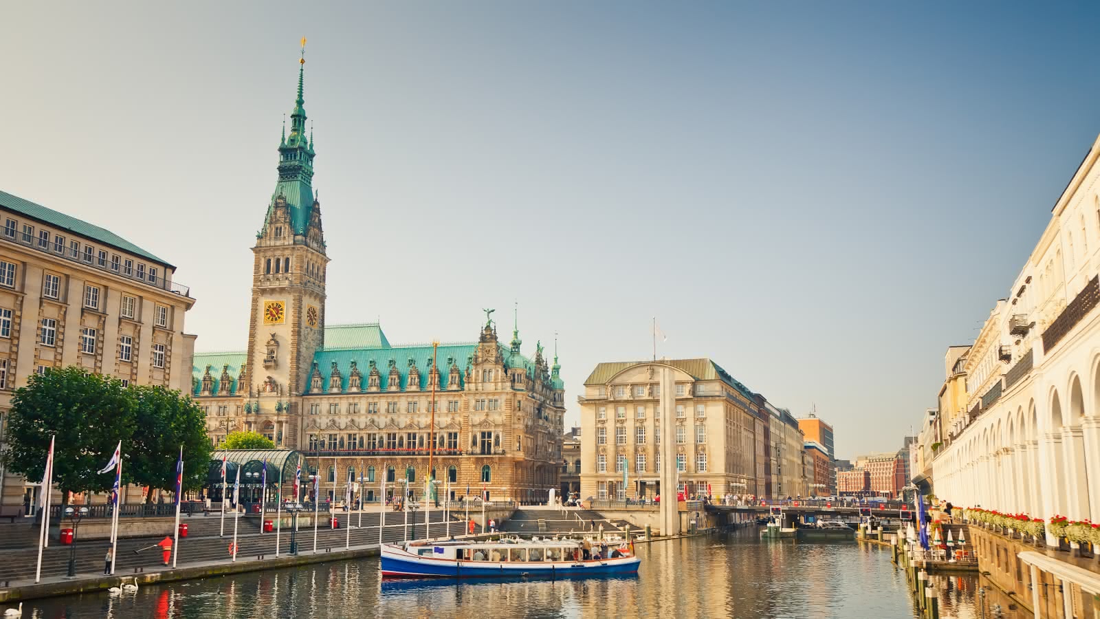 Vistas al ayuntamiento de Hamburgo desde el rio