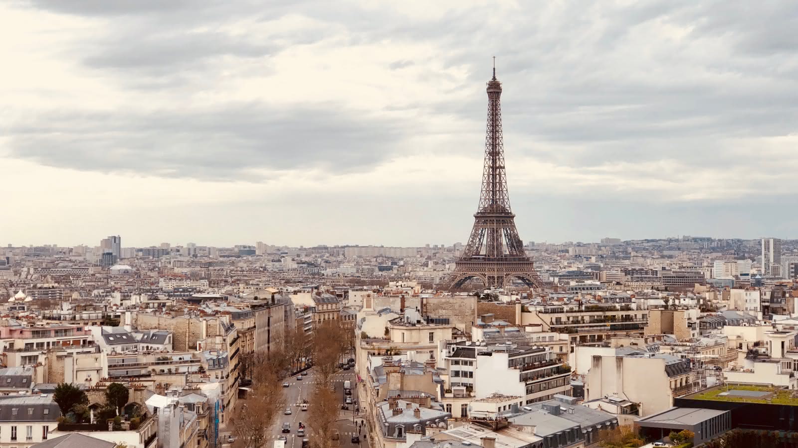 Vistas aéreas de París con la Torre Eiffel en el fondo
