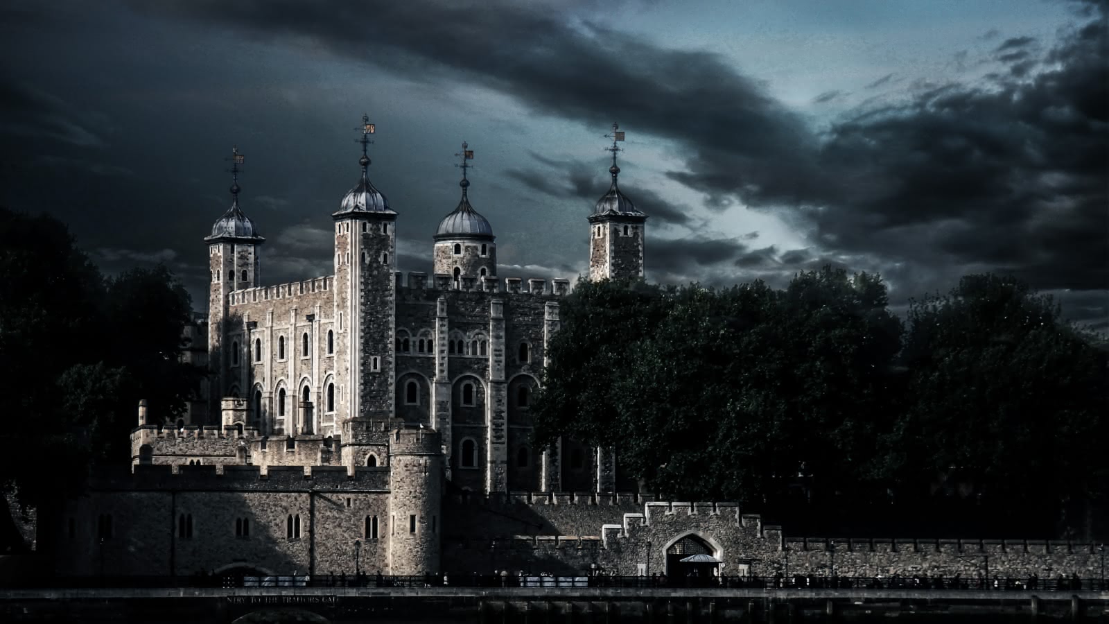 La Torre de Londres por la noche