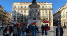 people queueing at the lisbon free tour meeting point