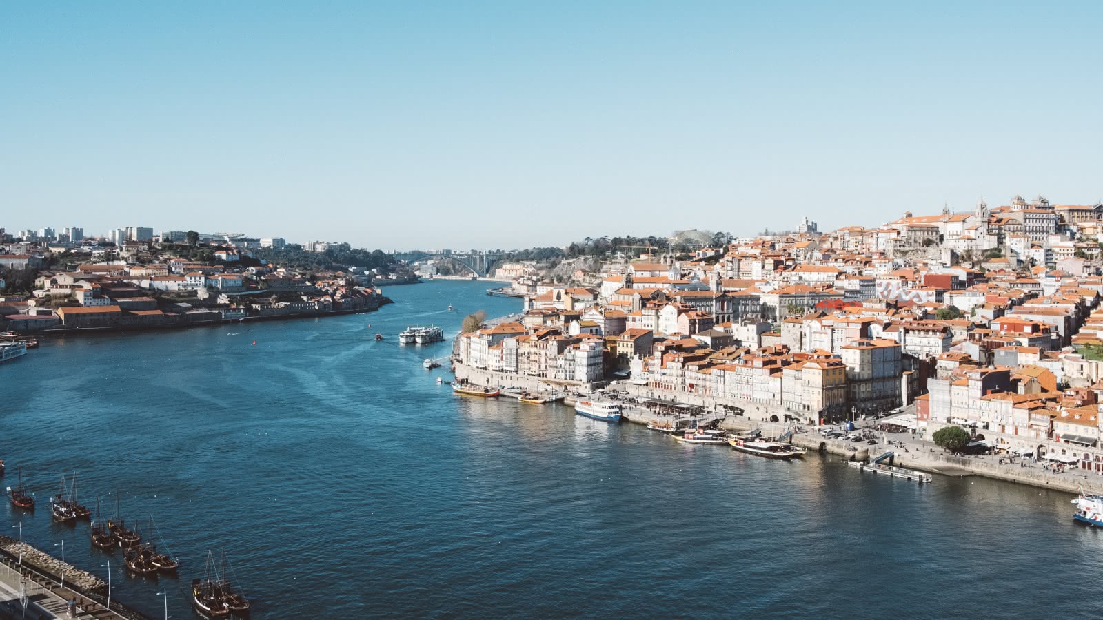 Vistas aéreas sobre el río Duero en Oporto
