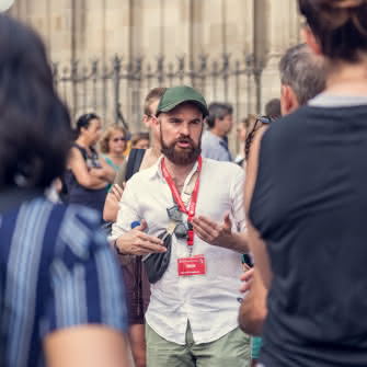 free tour guide showing barcelona's gothic quarter to the guests 